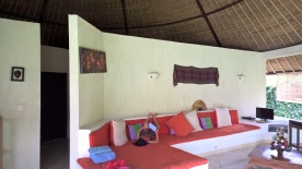 this was the best picture to show the living room of our villa... please excuse my niece's pose! :D